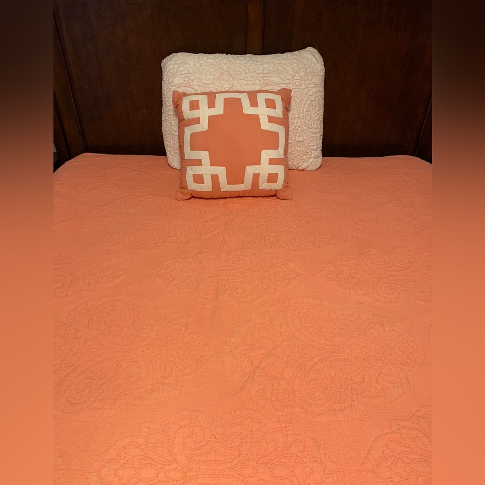 Tahari Twin/Full comforter set